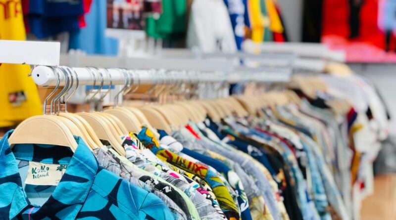 Conheça dicas para acertar na compra de roupas do seu filho adolescente